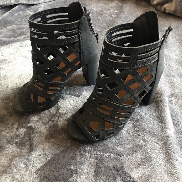 Black heels - Picture 2 of 4